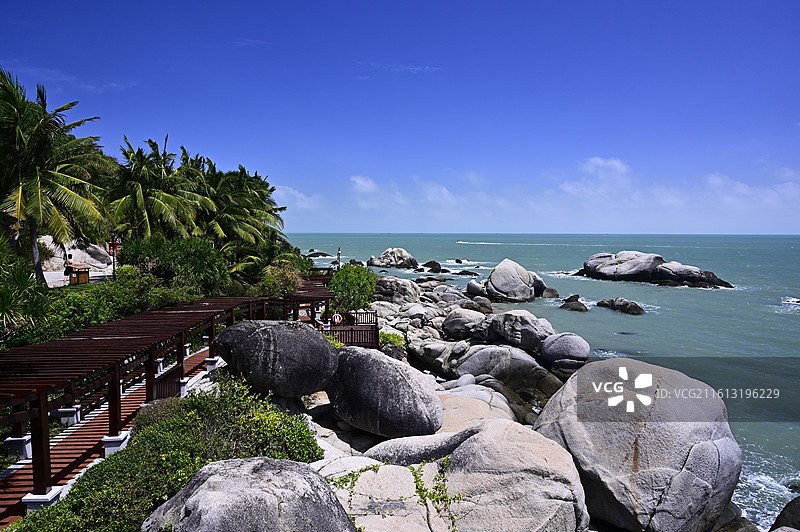 三亚大小洞天景区滨海木栈道观光景观图片素材