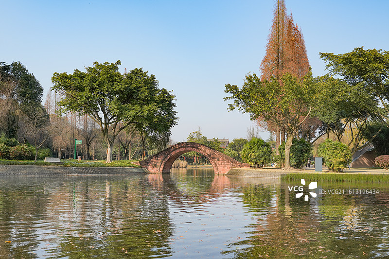 中国四川广汉三星堆博物馆玉蟾湖风光图片素材