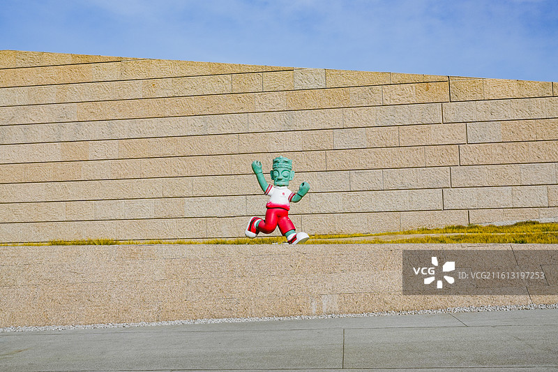 中国四川广汉三星堆博物馆建筑外部和青铜人图片素材