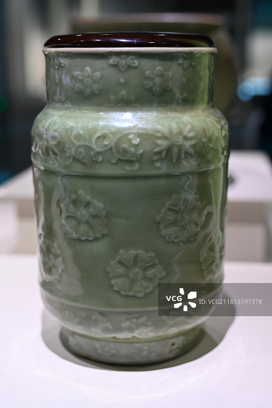 明代龙泉窑青瓷剔刻团花纹壮罐——浙江省博物馆藏品图片素材
