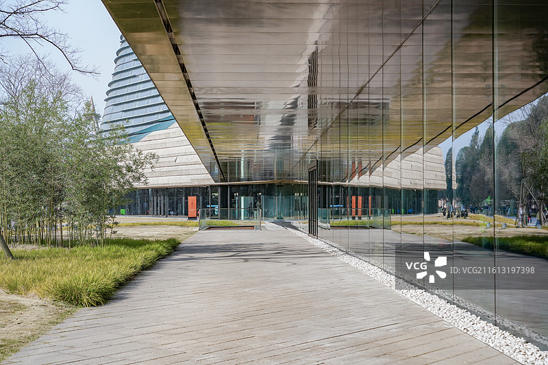 中国四川广汉三星堆博物馆外立面玻璃门图片素材