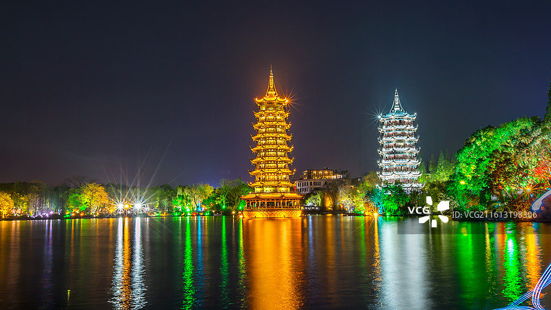 桂林双塔，又称金塔银塔、情侣塔，位于广西桂林市杉湖中，由日塔（铜塔，别称金塔）和月塔（琉璃塔）图片素材