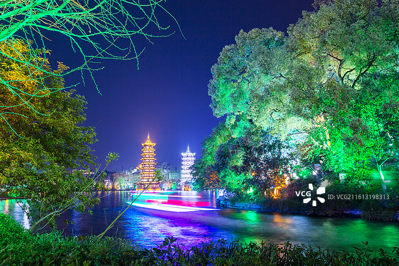 桂林双塔，又称金塔银塔、情侣塔，位于广西桂林市杉湖中，由日塔（铜塔，别称金塔）和月塔（琉璃塔）图片素材