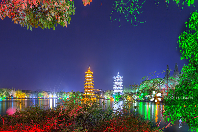 桂林双塔，又称金塔银塔、情侣塔，位于广西桂林市杉湖中，由日塔（铜塔，别称金塔）和月塔（琉璃塔）图片素材
