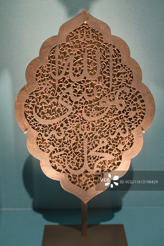 镂雕牌饰，伊朗，1564年，浦东美术馆“图案的奇迹”图片素材