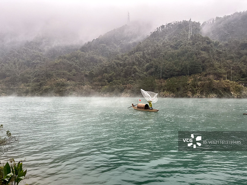雾漫小东江渔夫撒网图片素材