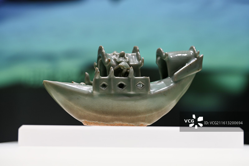 元龙泉窑青瓷舟形砚滴，浙江省博物馆镇馆之宝图片素材