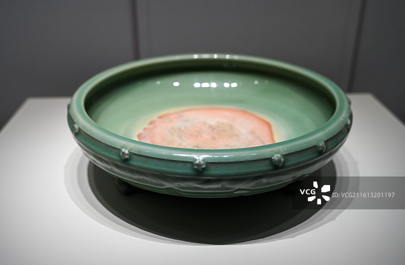 元龙泉窑青瓷八卦纹三足洗 浙江省博物馆藏图片素材