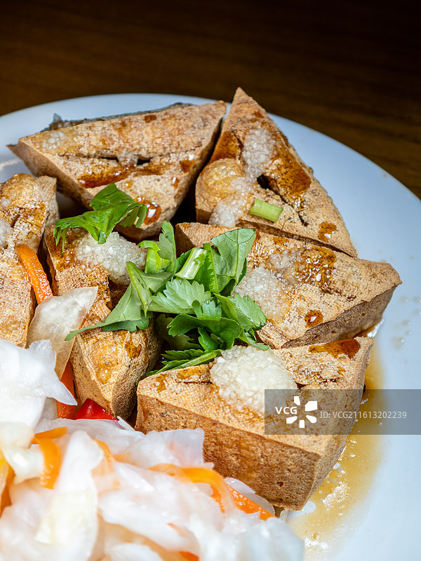 台湾传统特色小吃酥炸臭豆腐配台式泡菜图片素材