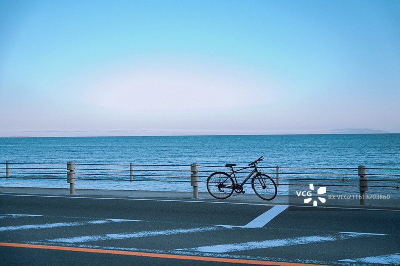 海边独行图片素材