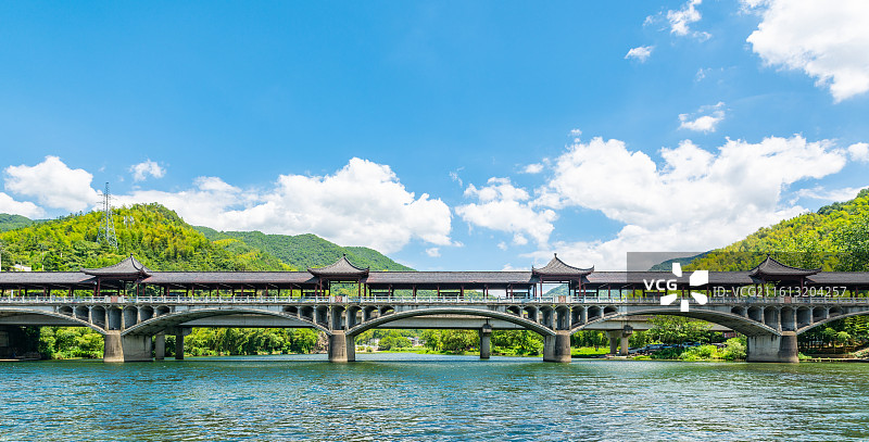 杭州 富阳龙鳞坝景区 湖源廊桥 富阳区 富阳旅游景点 桥梁 山水 溪流 环境 青山绿水 山青水秀图片素材