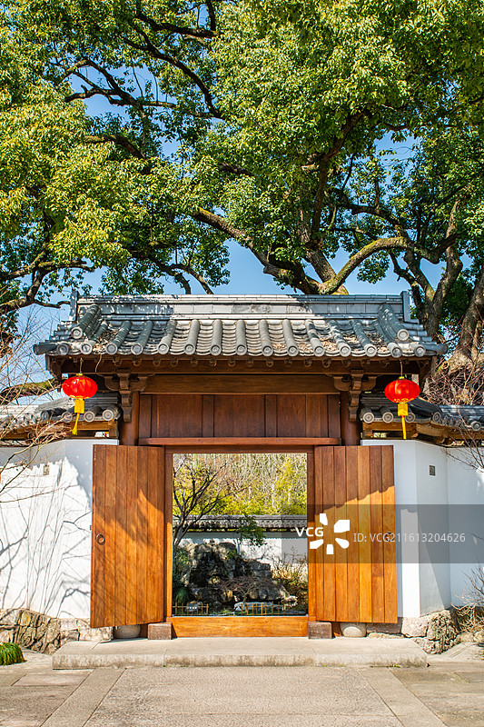 净寺 杭州 古刹 净慈寺 寺庙 中式庭院 江南园林门 门头 古门 大树 传统文化 古典院门 古典台门图片素材
