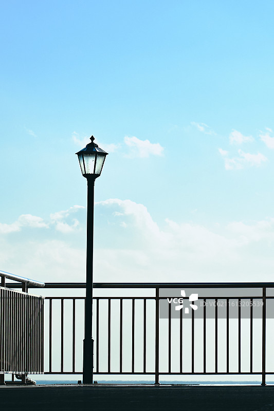 海边的路灯（在大连塔河湾地铁站）图片素材