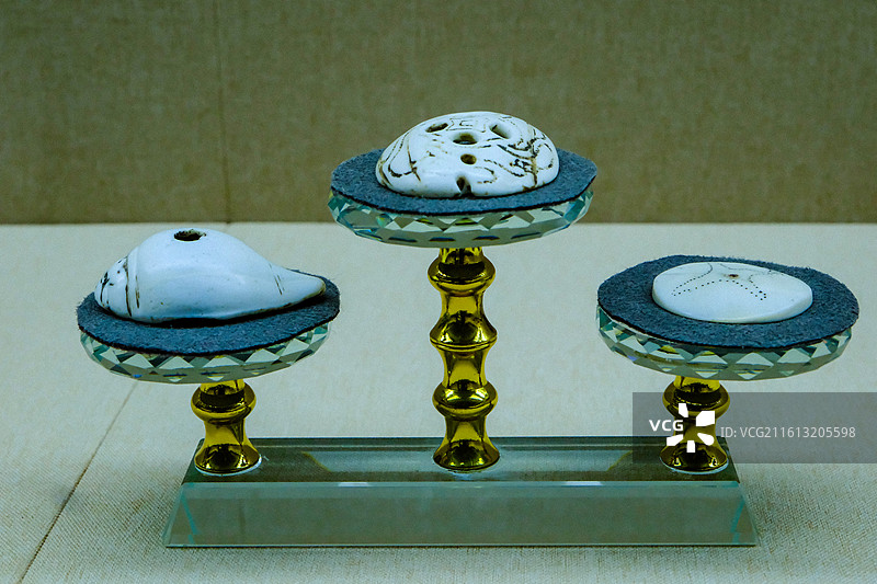 中国海南省三亚市三亚山海贝博物馆藏品，历代砗磲制品，砗磲鼻烟壶，砗磲佩饰，砗磲雕件，螺饰件，砗磲花瓶图片素材