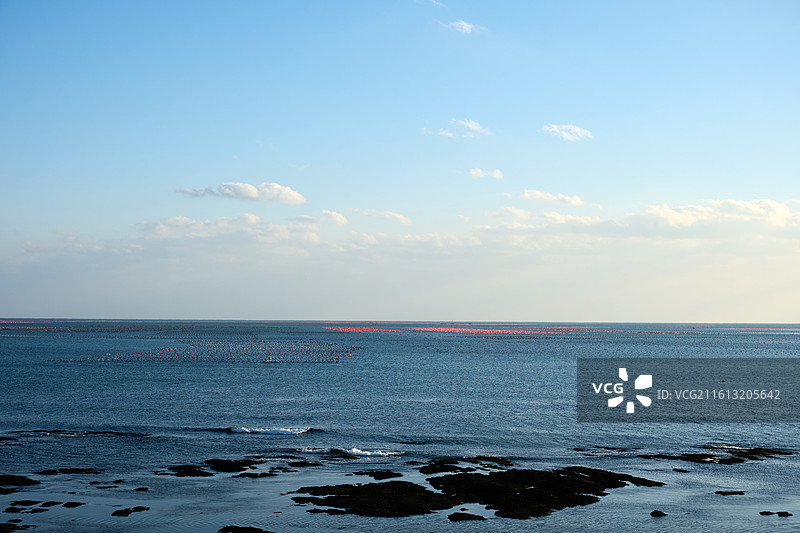 大连塔河湾站外蓝天白云下的海滩图片素材