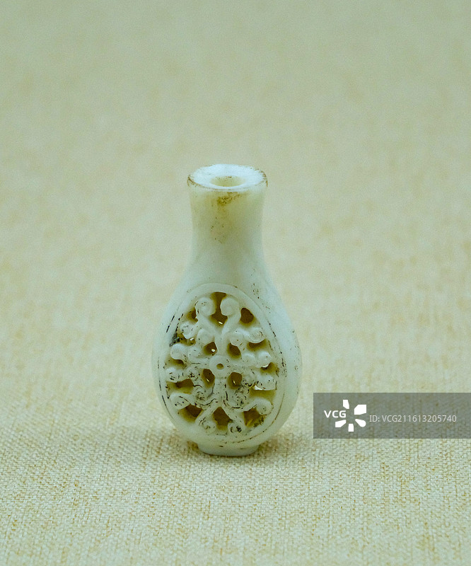 中国海南省三亚市三亚山海贝博物馆藏品，历代砗磲制品，砗磲鼻烟壶，砗磲佩饰，砗磲雕件，螺饰件，砗磲花瓶图片素材