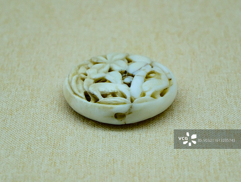 中国海南省三亚市三亚山海贝博物馆藏品，历代砗磲制品，砗磲鼻烟壶，砗磲佩饰，砗磲雕件，螺饰件，砗磲花瓶图片素材