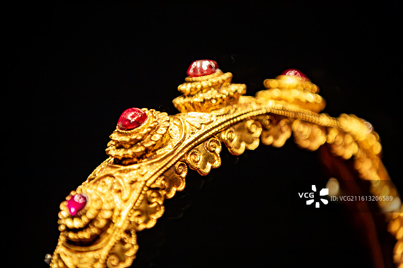 北京首都博物馆黄金缕特展香港故宫文化博物馆藏明缠枝菊花兔衔灵芝纹梳背图片素材