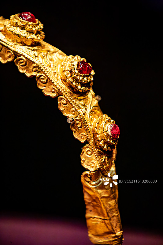 北京首都博物馆黄金缕特展香港故宫文化博物馆藏明缠枝菊花兔衔灵芝纹梳背图片素材