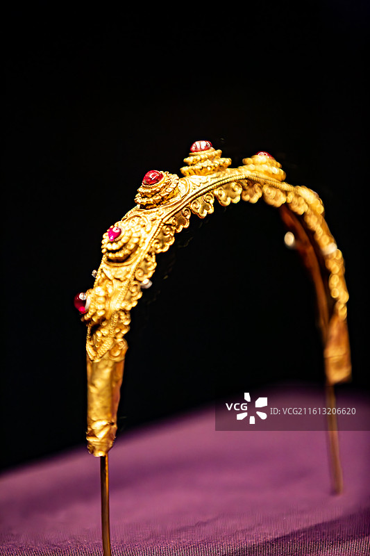 北京首都博物馆黄金缕特展香港故宫文化博物馆藏明缠枝菊花兔衔灵芝纹梳背图片素材