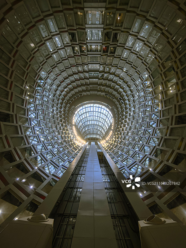 《城奥之芯》         北京城奥大厦内，几何线条向穹顶收拢，冷玻暖光勾勒出建筑的科技灵魂。图片素材