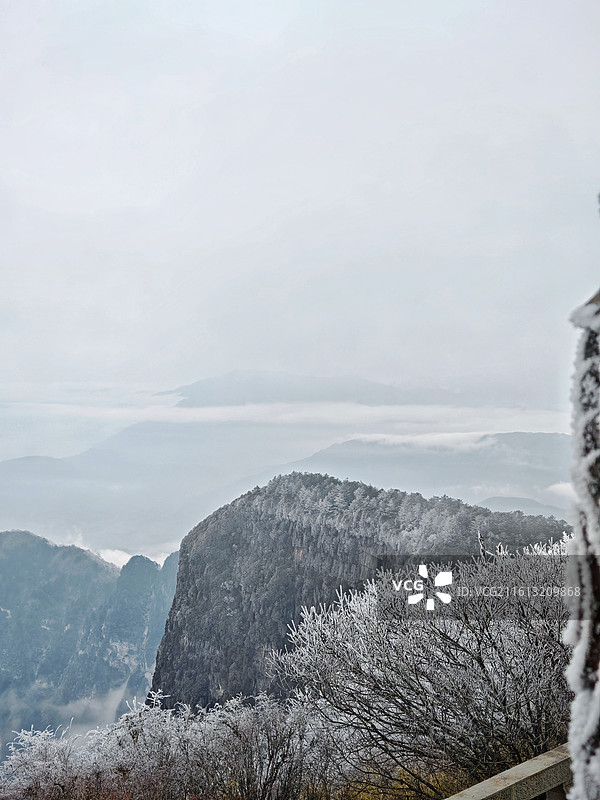 峨眉山万佛顶遥望金顶视角图片素材