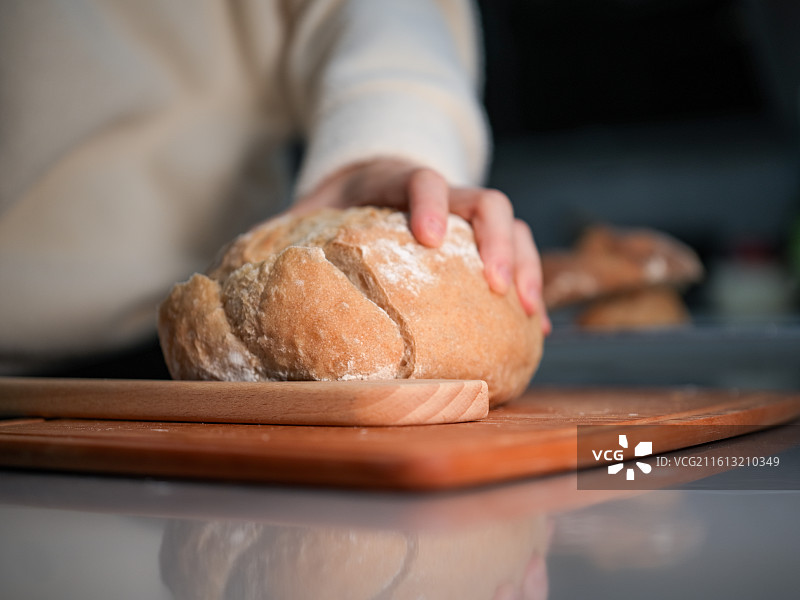 手触新鲜面包图片素材