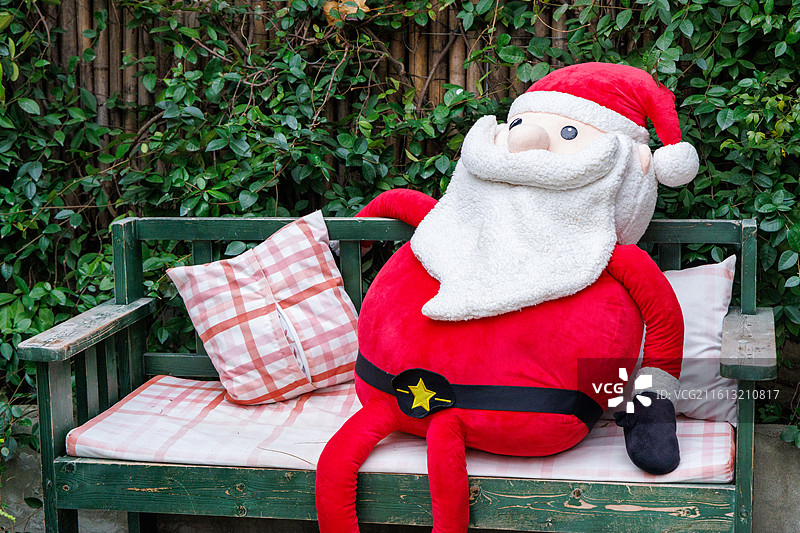 坐在椅子上的圣诞老人图片素材
