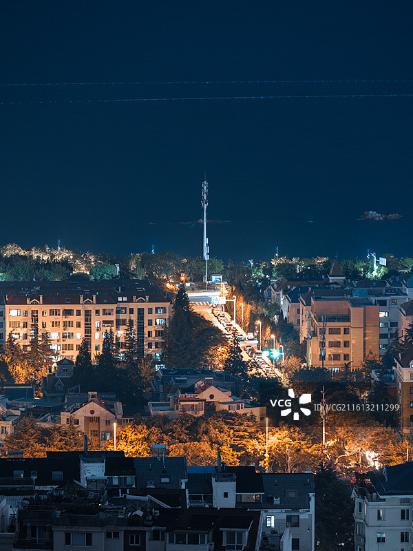 城市风光夜景全景-青岛市南夜景-八大关中轴-直线入海-城市夜色新媒体图片素材