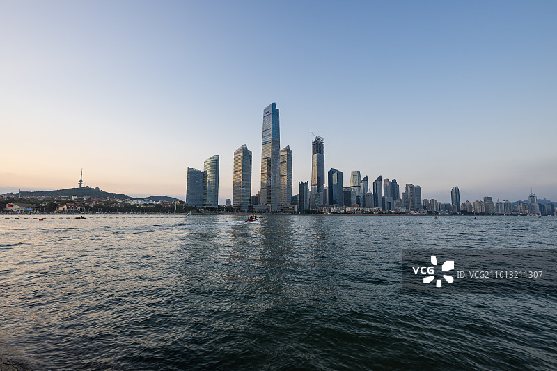 日落海岸城市天际线黄昏倒影-金融商务区轮廓-滨海经济发展意象-现代城市资本视觉图片素材