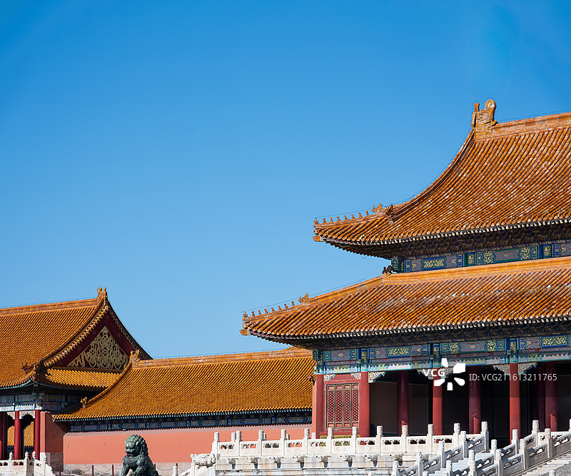 故宫太和门局部和金黄色的琉璃瓦图片素材