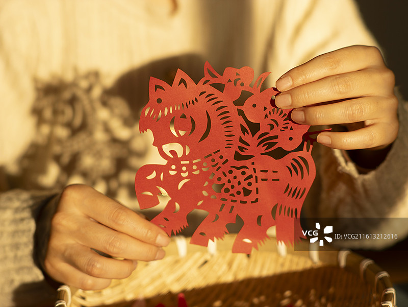 整理中国节制作剪纸庆祝中国新年图片素材