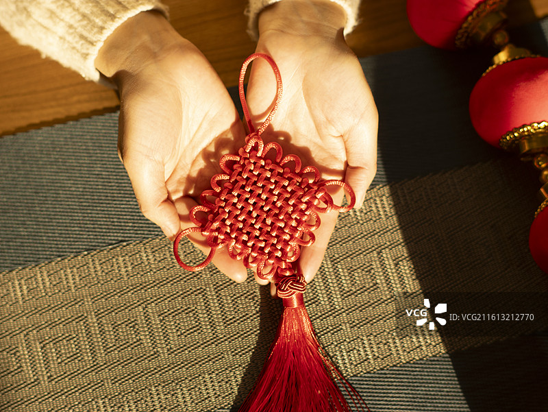 整理中国节制作剪纸庆祝中国新年图片素材