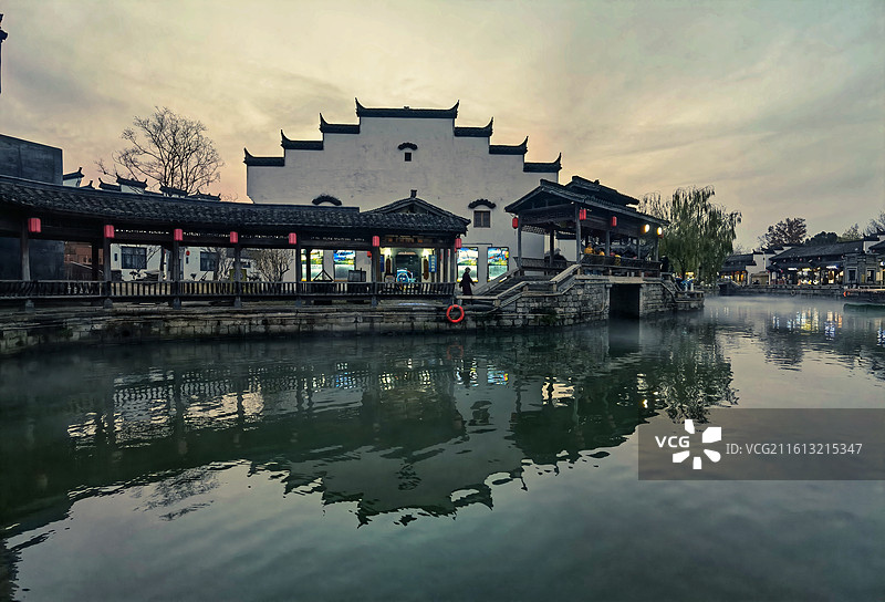 铜陵犁桥水镇.暮色映徽乡图片素材