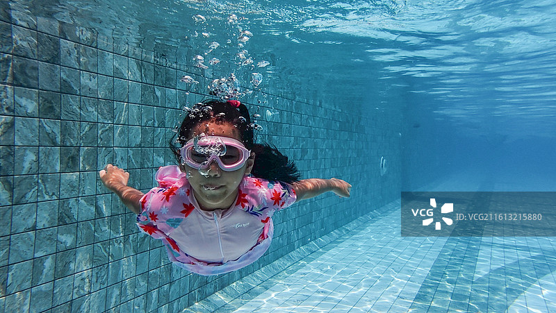 游泳池里的女孩图片素材