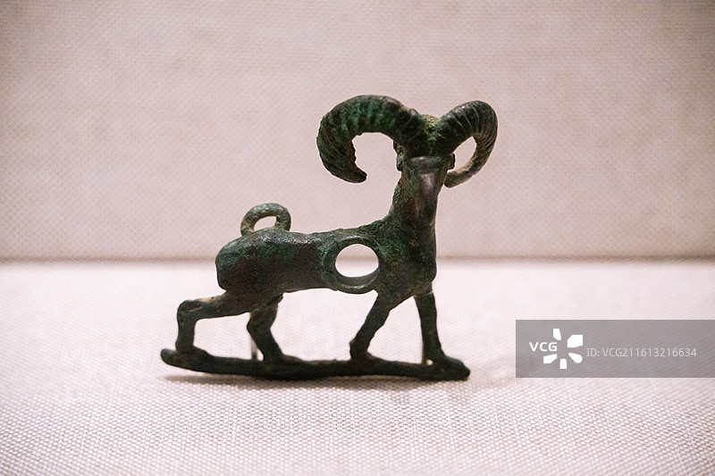 中国内蒙古自治区鄂尔多斯市博物院馆藏文物 西周 盘羊青铜马镳饰件图片素材