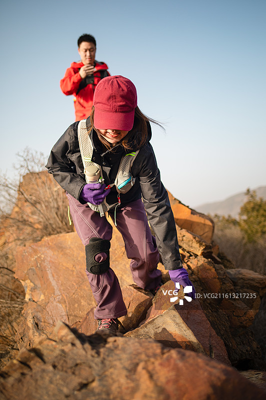 努力爬山中的登山运动者图片素材