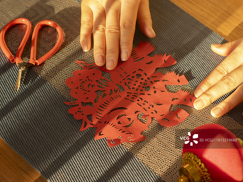 整理中国节制作剪纸庆祝中国新年图片素材