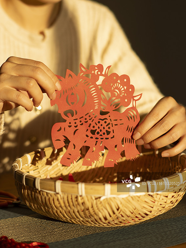 整理中国节制作剪纸庆祝中国新年图片素材