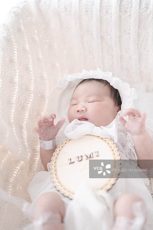 婴儿摇篮里甜梦中的新生女婴图片素材