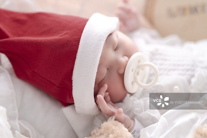 戴圣诞帽的新生女婴图片素材