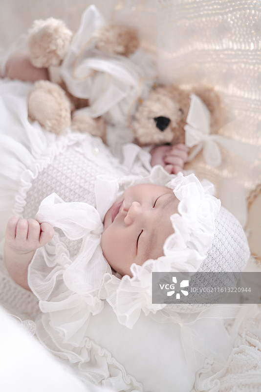 婴儿摇篮里甜梦中的新生女婴图片素材