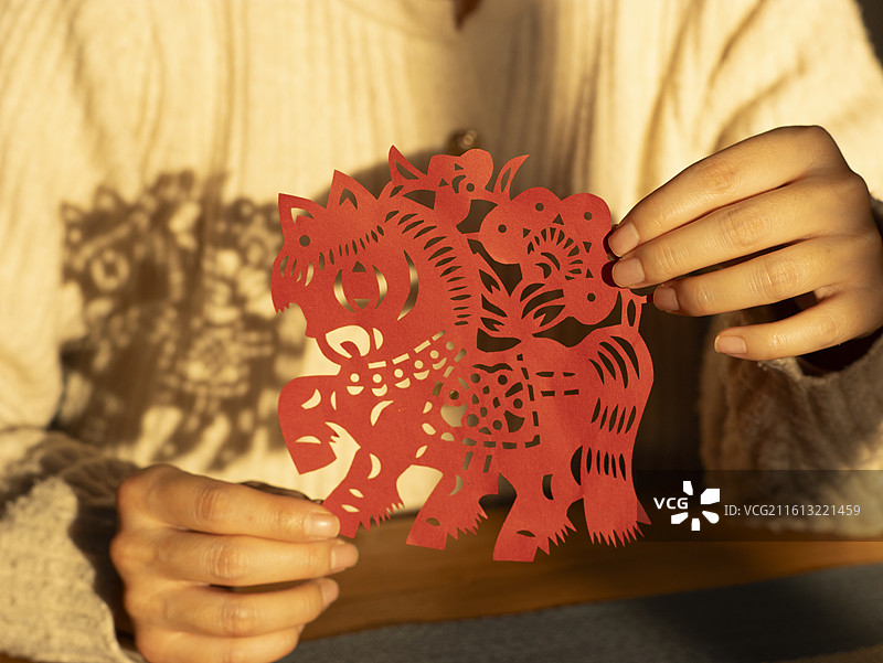 整理中国节制作剪纸庆祝中国新年图片素材