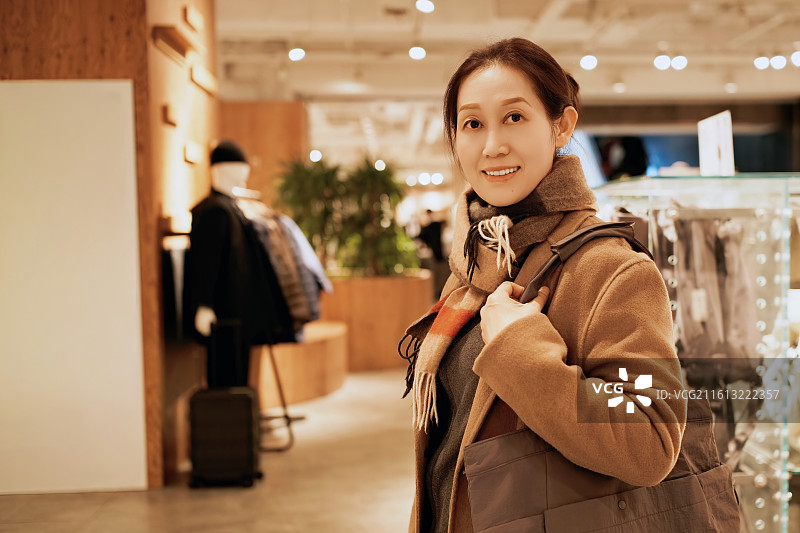 Woman Shopping in Modern Retail Store图片素材