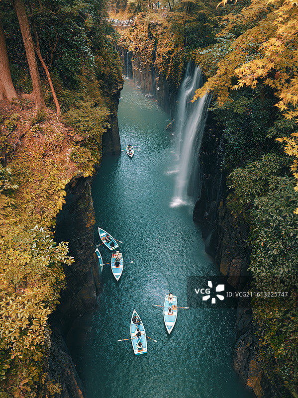 高千穗峡谷的瀑布与游船俯视图片素材