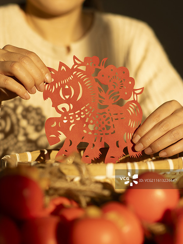 整理中国节制作剪纸庆祝中国新年图片素材