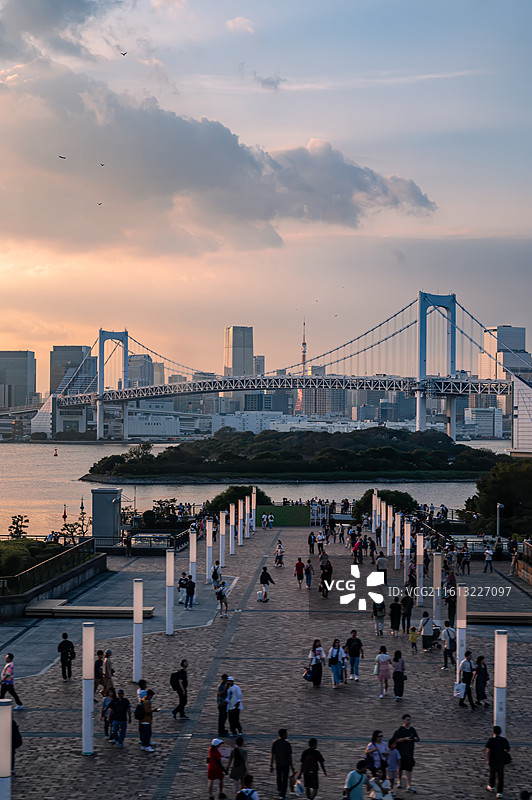 晚霞中的东京彩虹大桥与繁忙的台场海滨观景平台图片素材