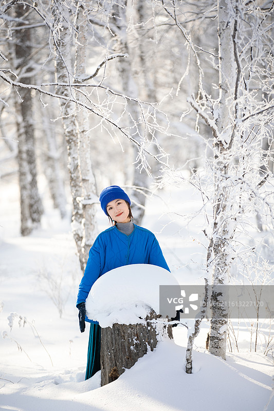冬季阿尔山森林公园里的雾凇里开心微笑的美女图片素材