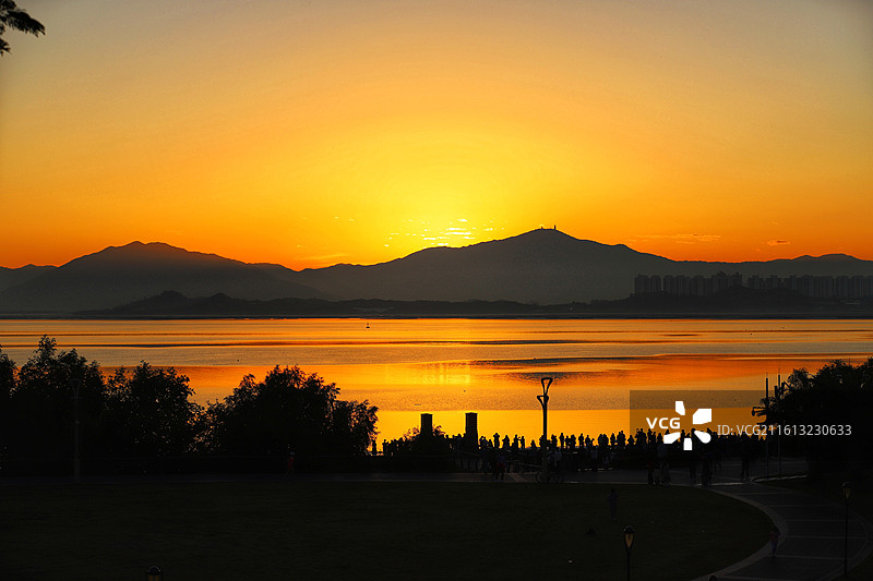 深圳湾日出 深圳湾一场日出剧场。橘红浸染天际线，粼光铺满海面，日出金海，和日出金山一样璀璨动人。图片素材