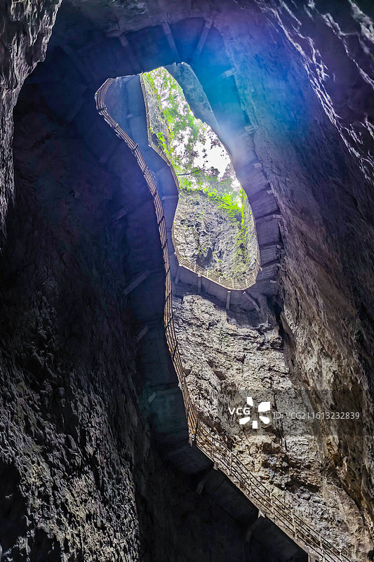 湖北恩施魔眼天宫景区出口洞穴栈道图片素材